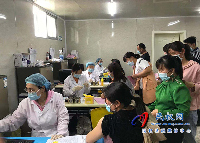 縣愛衛(wèi)辦踐行“我為群眾辦實事”組織企業(yè)員工進行新冠疫苗接種 縣愛衛(wèi)辦踐行“我為群眾辦實事”組織企業(yè)員工進行新冠疫苗接種