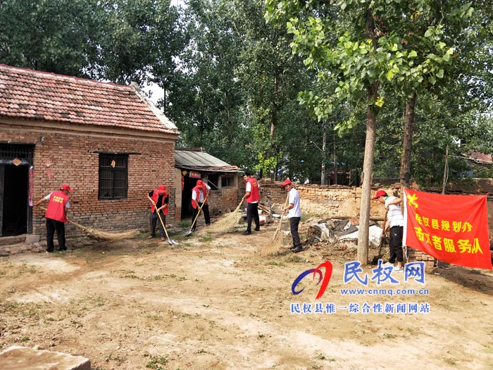 縣規(guī)劃辦志愿者深入貧困戶家庭開(kāi)展人居環(huán)境改善工作 縣規(guī)劃辦志愿者深入貧困戶家庭開(kāi)展人居環(huán)境改善工作