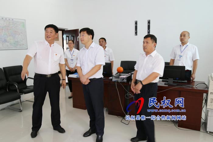 縣委副書記、縣長張團結(jié)查看縣司法局社區(qū)矯正中心
