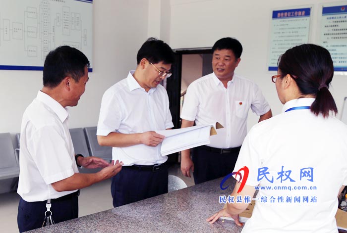 縣委副書記、縣長張團結(jié)查看縣司法局社區(qū)矯正中心