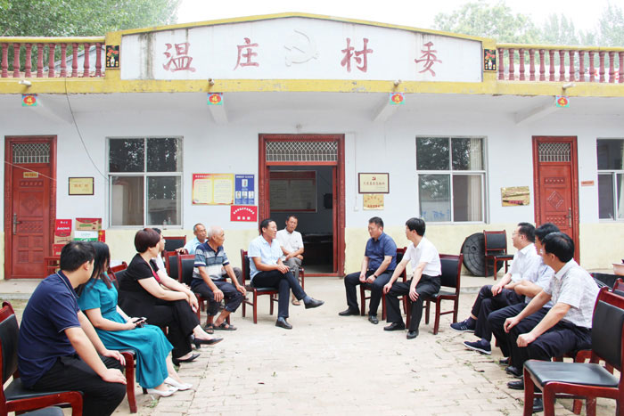 民權(quán)高新區(qū)常務(wù)副主任張愛(ài)軍到野崗鄉(xiāng)溫莊村調(diào)研脫貧攻堅(jiān)工作 民權(quán)高新區(qū)常務(wù)副主任張愛(ài)軍到野崗鄉(xiāng)溫莊村調(diào)研脫貧攻堅(jiān)工作