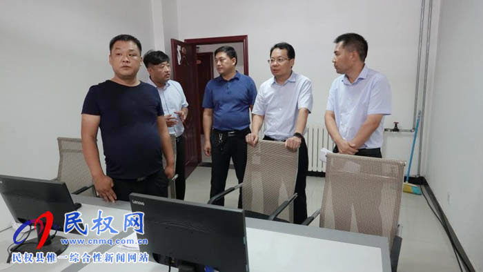 縣委常委、常務(wù)副縣長(zhǎng)李啟峰到縣揚(yáng)塵污染防控辦公室檢查指導(dǎo)工作