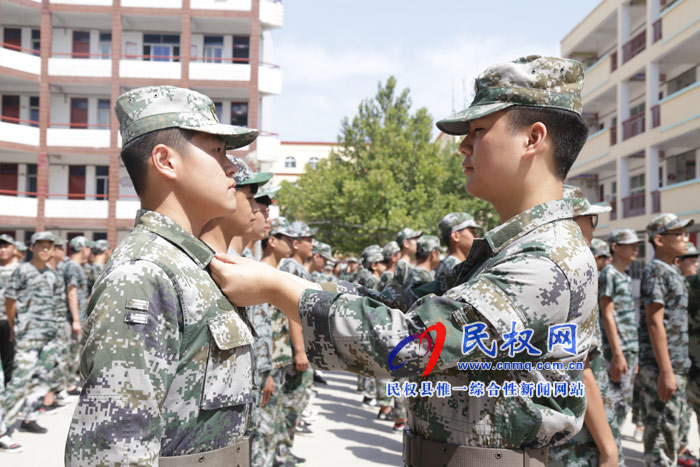 縣實(shí)驗(yàn)中學(xué)開展軍訓(xùn)活動(dòng) 縣實(shí)驗(yàn)中學(xué)開展軍訓(xùn)活動(dòng)