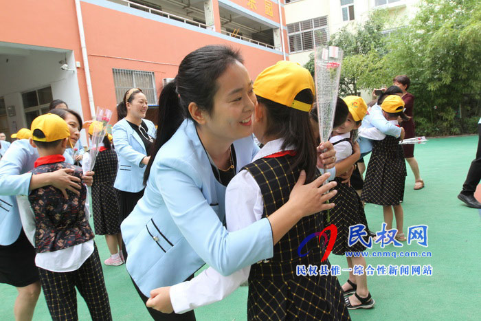 育才雙語小學舉行教師節(jié)慶典活動 育才雙語小學舉行教師節(jié)慶典活動