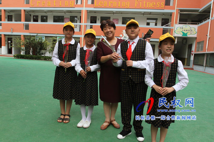 育才雙語小學舉行教師節(jié)慶典活動 育才雙語小學舉行教師節(jié)慶典活動
