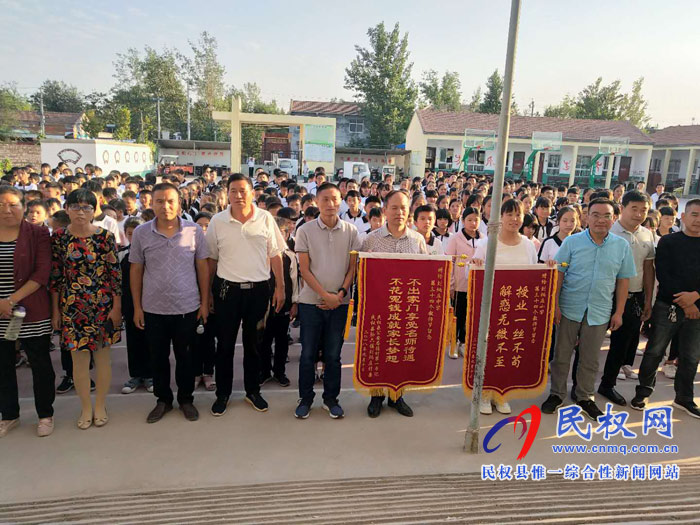 劉炳莊村第一書記李仰鵬“情系教師節(jié)，慰問暖人心”