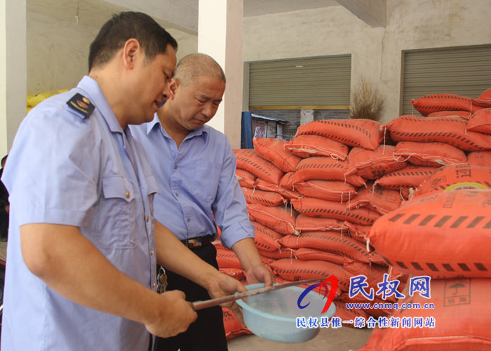 縣工商質(zhì)監(jiān)局開展農(nóng)資市場(chǎng)專項(xiàng)整治護(hù)航“三秋”生產(chǎn) 縣工商質(zhì)監(jiān)局開展農(nóng)資市場(chǎng)專項(xiàng)整治護(hù)航“三秋”生產(chǎn)