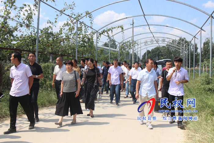 夏邑縣農(nóng)廣校帶領(lǐng)新型職業(yè)農(nóng)民到民權(quán)參觀學(xué)習(xí) 夏邑縣農(nóng)廣校帶領(lǐng)新型職業(yè)農(nóng)民到民權(quán)參觀學(xué)習(xí)