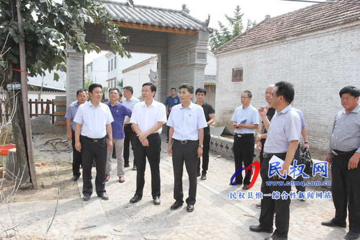 市委書記王戰(zhàn)營蒞民調(diào)研脫貧攻堅工作 市委書記王戰(zhàn)營蒞民調(diào)研脫貧攻堅工作