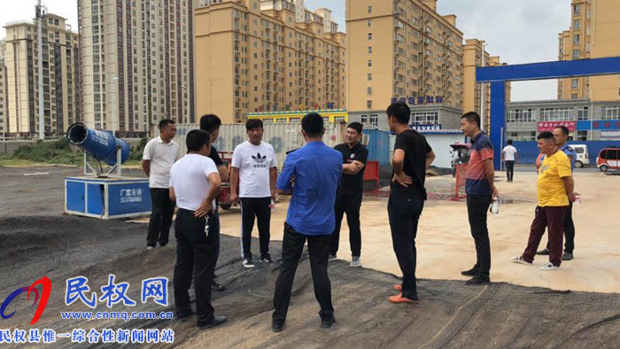 縣住建局夜查各施工工地?fù)P塵治理 縣住建局夜查各施工工地?fù)P塵治理