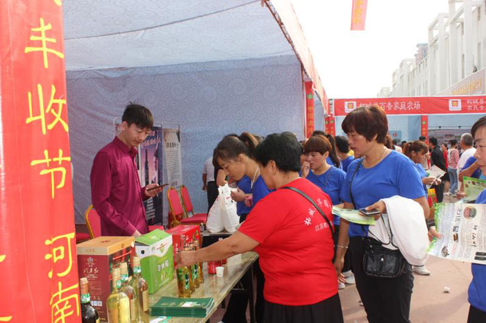 民權(quán)縣參加商丘(柘城)分會場舉辦的“河南省首屆中國農(nóng)民豐收節(jié)” 民權(quán)縣參加商丘(柘城)分會場舉辦的“河南省首屆中國農(nóng)民豐收節(jié)”