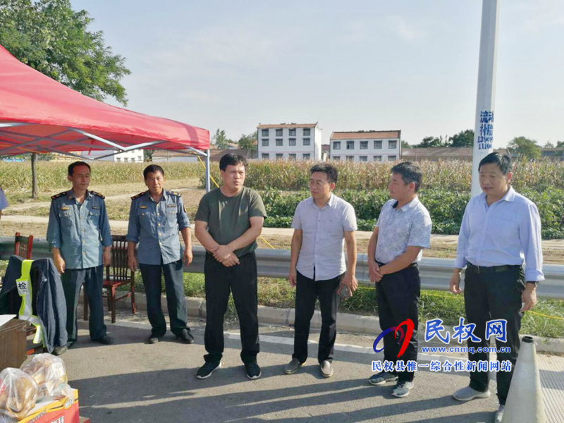 副縣長孟祥亮慰問中秋假日非洲豬瘟防控消毒卡點值守人員 副縣長孟祥亮慰問中秋假日非洲豬瘟防控消毒卡點值守人員