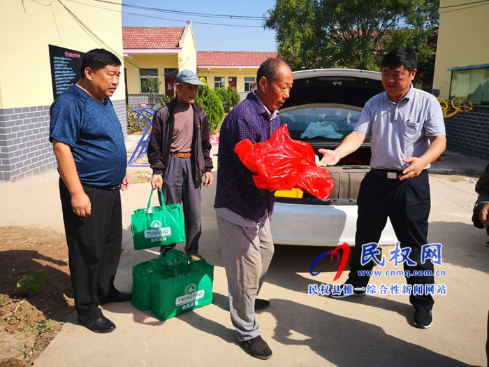 老顏集鄉(xiāng):中秋佳節(jié)慰問五保老人 老顏集鄉(xiāng):中秋佳節(jié)慰問五保老人