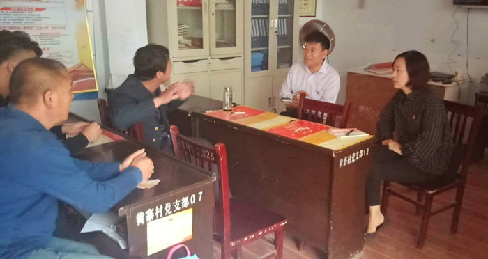 市委副秘書長吳金山到人和鎮(zhèn)黃寨村開展“三·五”基層工作日活動 市委副秘書長吳金山到人和鎮(zhèn)黃寨村開展“三·五”基層工作日活動
