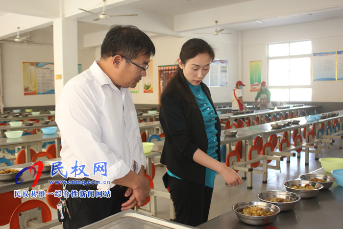 副縣長朱琳、縣群工部部長陳鴻志督導(dǎo)檢查校園食品安全管理工作