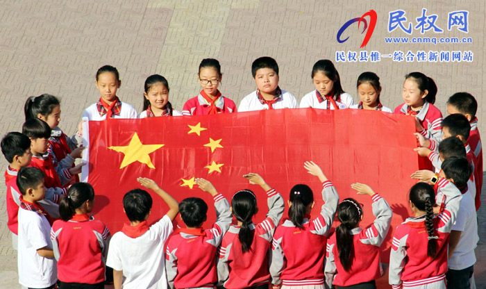 縣實(shí)驗(yàn)小學(xué)開(kāi)展“喜迎國(guó)慶，濃濃愛(ài)國(guó)情”愛(ài)國(guó)主義教育活動(dòng)