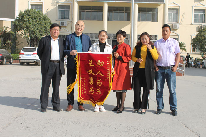 民權(quán)高中女學(xué)生勇救患病老人風(fēng)格高 民權(quán)高中女學(xué)生勇救患病老人風(fēng)格高