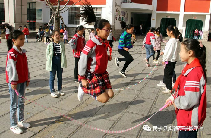 民權(quán)縣實(shí)驗(yàn)小學(xué)課間跳繩活動(dòng)成風(fēng)景 民權(quán)縣實(shí)驗(yàn)小學(xué)課間跳繩活動(dòng)成風(fēng)景