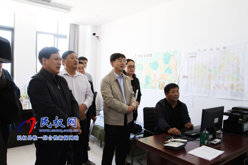 縣委副書記、縣長張團結(jié)調(diào)研秸稈禁燒工作