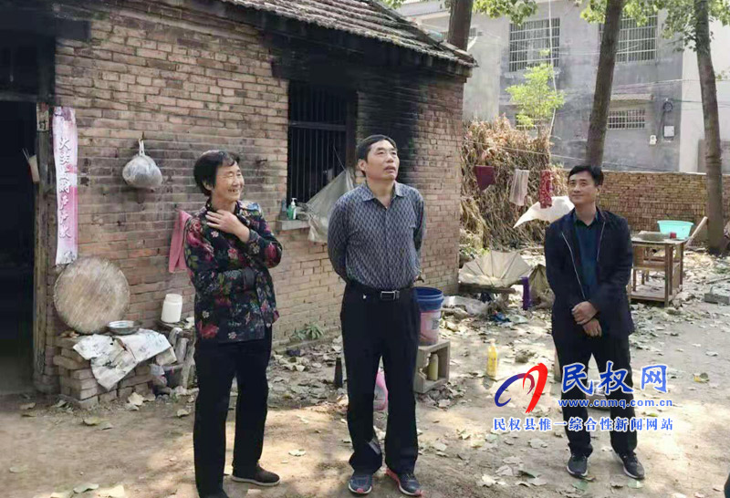縣委常委、組織部長(zhǎng)何玉明深入褚廟鄉(xiāng)督導(dǎo)破舊房屋拆除和人居環(huán)境整治工作