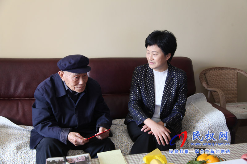 縣人大常委會(huì)主任周燕重陽(yáng)節(jié)走訪慰問百歲老人 縣人大常委會(huì)主任周燕重陽(yáng)節(jié)走訪慰問百歲老人