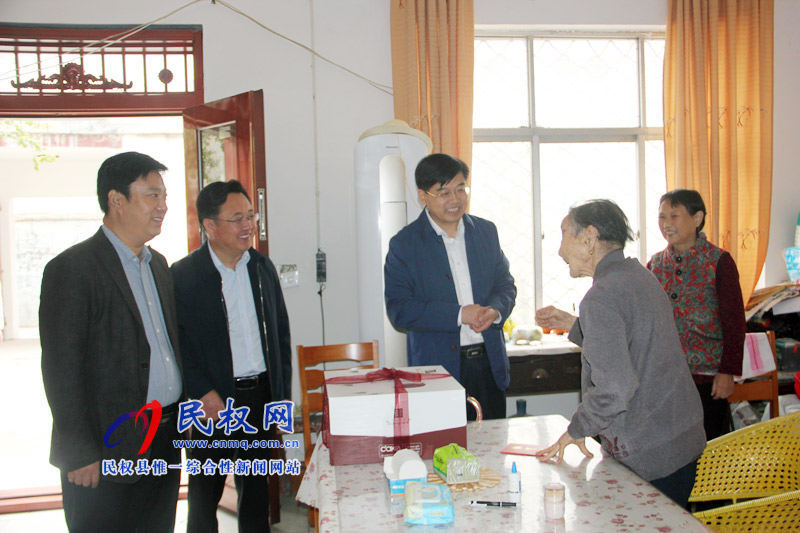 縣委副書記、縣長張團(tuán)結(jié)看望慰問百歲老人