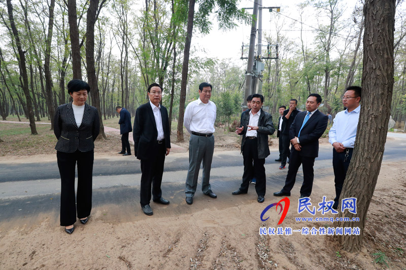 河南省十二屆人大常委會副主任趙建才蒞民調(diào)研脫貧攻堅和生態(tài)建設工作 河南省十二屆人大常委會副主任趙建才蒞民調(diào)研脫貧攻堅和生態(tài)建設工作