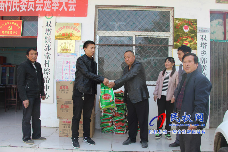 民權(quán)長領(lǐng)食品有限公司到雙塔鎮(zhèn)郭堂村開展送溫暖活動 民權(quán)長領(lǐng)食品有限公司到雙塔鎮(zhèn)郭堂村開展送溫暖活動