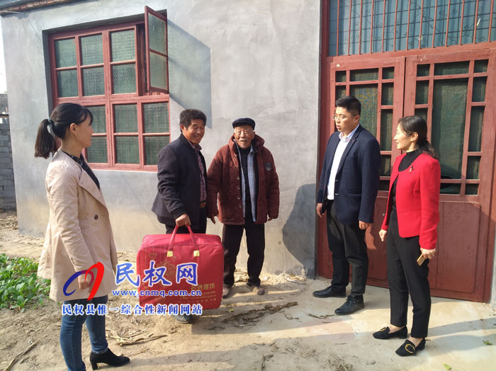 團委、婦聯(lián)“扶貧日”走訪慰問貧困戶