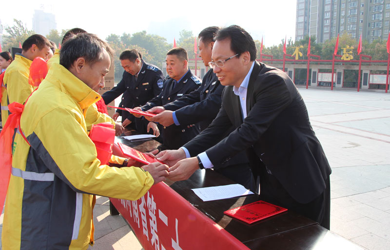 我縣召開慶祝河南省第二十一屆環(huán)衛(wèi)工人節(jié)暨表彰大會 我縣召開慶祝河南省第二十一屆環(huán)衛(wèi)工人節(jié)暨表彰大會