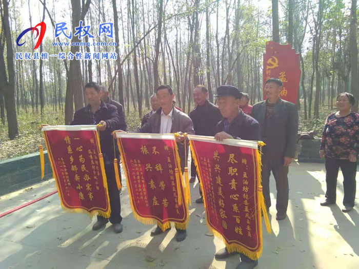野崗鎮(zhèn):土地流轉(zhuǎn)贏民心 群眾致謝送錦旗 野崗鎮(zhèn):土地流轉(zhuǎn)贏民心 群眾致謝送錦旗