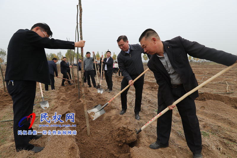 縣四家領(lǐng)導(dǎo)參加冬季義務(wù)植樹(shù)活動(dòng) 縣四家領(lǐng)導(dǎo)參加冬季義務(wù)植樹(shù)活動(dòng)