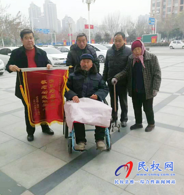 野崗鎮(zhèn):貧困群眾送錦旗頌黨恩 責任組長助病殘受榮光 野崗鎮(zhèn):貧困群眾送錦旗頌黨恩 責任組長助病殘受榮光