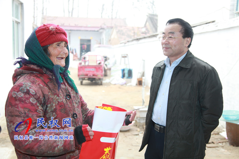 市政府副秘書長(zhǎng)任善禮到我縣龍?zhí)伶?zhèn)邢莊村走訪慰問貧困戶 市政府副秘書長(zhǎng)任善禮到我縣龍?zhí)伶?zhèn)邢莊村走訪慰問貧困戶
