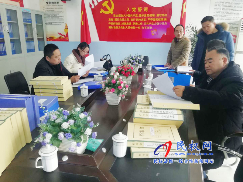 民權縣教體局關工委陳克亮主任帶領有關人員到民族學校檢查指導家長學校工作