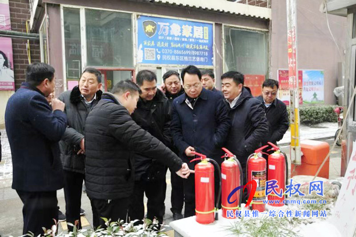 縣委常委、常務(wù)副縣長李啟峰深入我縣重點(diǎn)場所查看安全生產(chǎn)工作