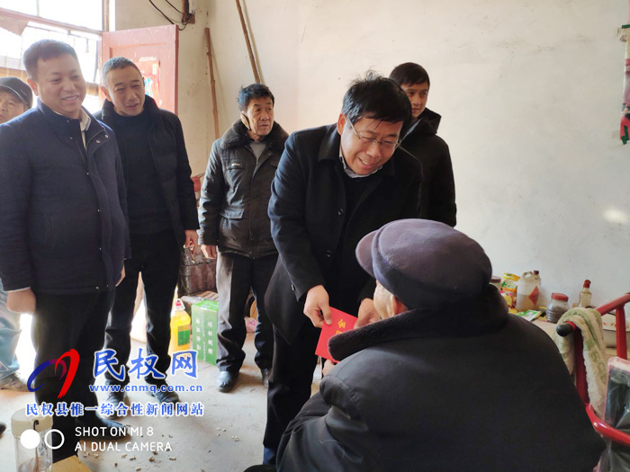 縣政協(xié)副主席劉偉到人和鎮(zhèn)慰問(wèn)困難群眾 縣政協(xié)副主席劉偉到人和鎮(zhèn)慰問(wèn)困難群眾
