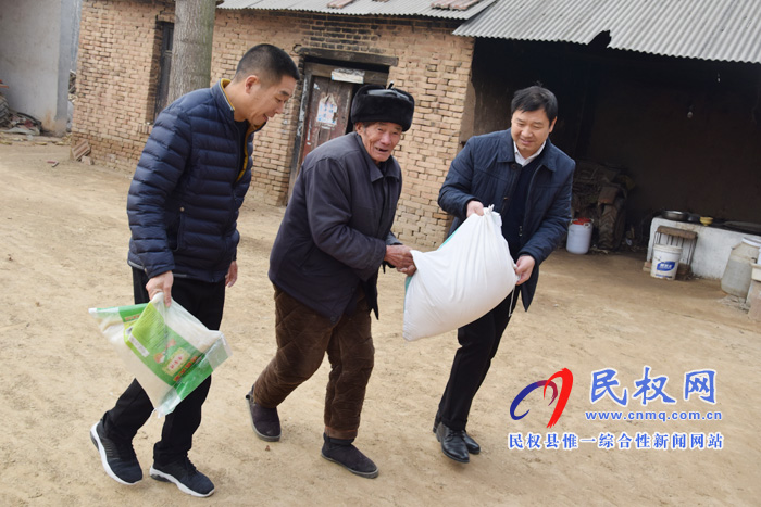 縣糧食局節(jié)前走訪慰問貧困戶