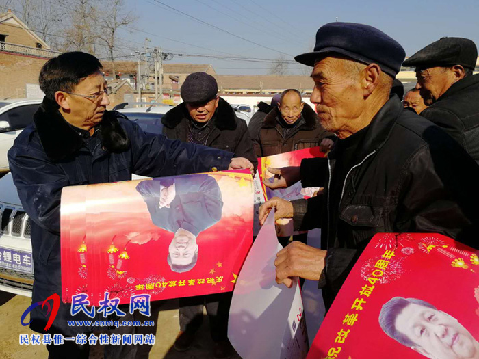 縣工商質(zhì)監(jiān)局開展“送掛歷送祝福”走訪慰問活動