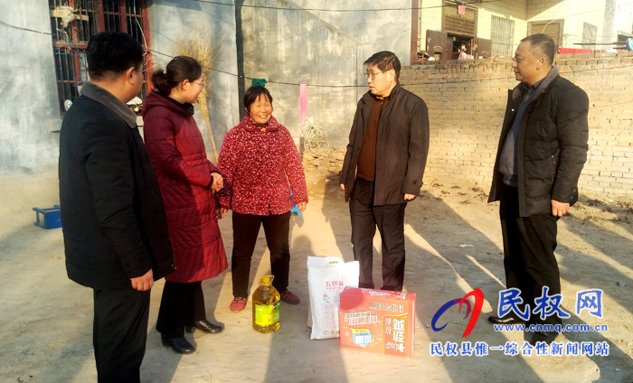 民權(quán)縣衛(wèi)生計(jì)生監(jiān)督所走訪慰問困難群眾 民權(quán)縣衛(wèi)生計(jì)生監(jiān)督所走訪慰問困難群眾