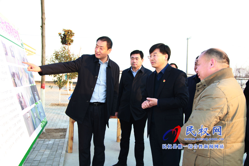 縣委副書記、縣長張團(tuán)結(jié)走訪慰問老黨員、貧困群眾和敬老院老人