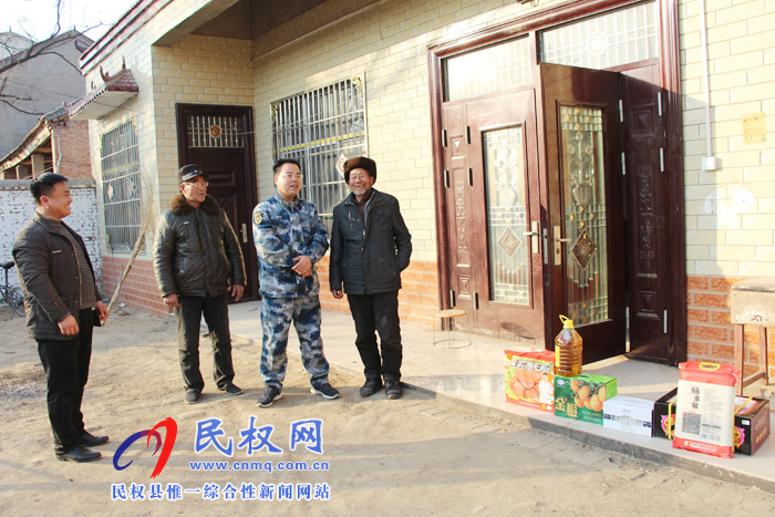 縣委常委、縣人武部政委江靜亞到雙塔鎮(zhèn)慰問(wèn)現(xiàn)役軍人家屬和困難群眾