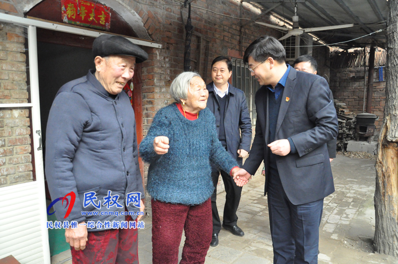 縣四大家領(lǐng)導(dǎo)走訪慰問困難群眾、下崗失業(yè)特困職工和企業(yè)軍轉(zhuǎn)干部