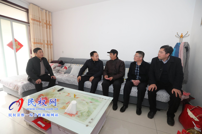 縣四大家領(lǐng)導(dǎo)走訪慰問困難群眾、下崗失業(yè)特困職工和企業(yè)軍轉(zhuǎn)干部