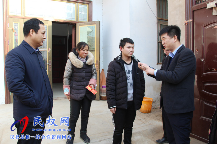 雙塔鎮(zhèn)黨委、政府慰問貧困大學(xué)生