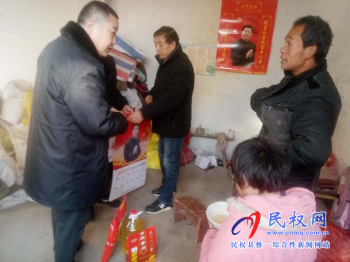 縣工商質(zhì)監(jiān)局節(jié)前走訪慰問 為貧困戶送溫暖 縣工商質(zhì)監(jiān)局節(jié)前走訪慰問 為貧困戶送溫暖