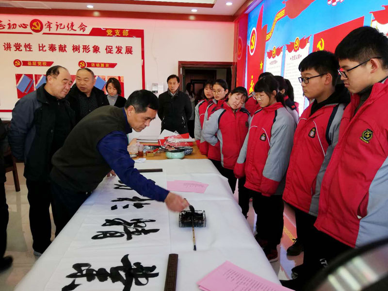 書畫協(xié)會名家進(jìn)育才 義寫春聯(lián)弘揚(yáng)書畫藝術(shù) 書畫協(xié)會名家進(jìn)育才 義寫春聯(lián)弘揚(yáng)書畫藝術(shù)