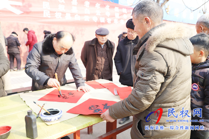 白云寺鎮(zhèn)：義寫(xiě)春聯(lián)送農(nóng)家 “書(shū)書(shū)福?！边^(guò)大年