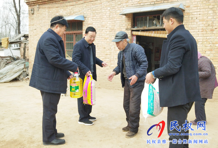 民權(quán)高新區(qū)情系貧困戶 慰問(wèn)暖人心 民權(quán)高新區(qū)情系貧困戶 慰問(wèn)暖人心