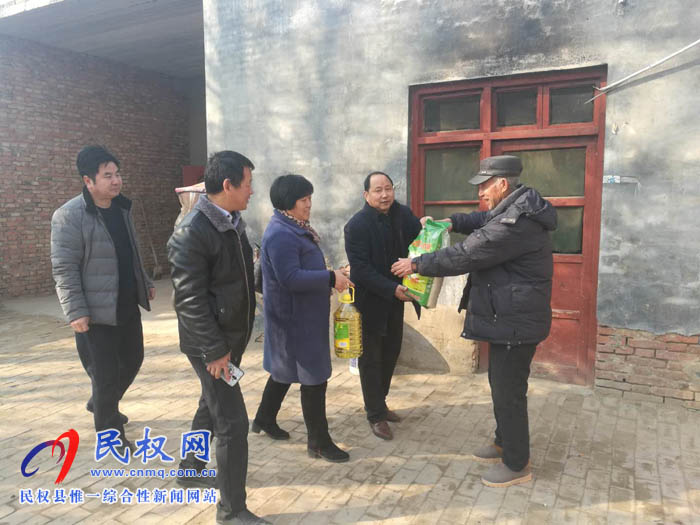 縣住建局帶領愛心企業(yè)春節(jié)走訪慰問老黨員、貧困戶